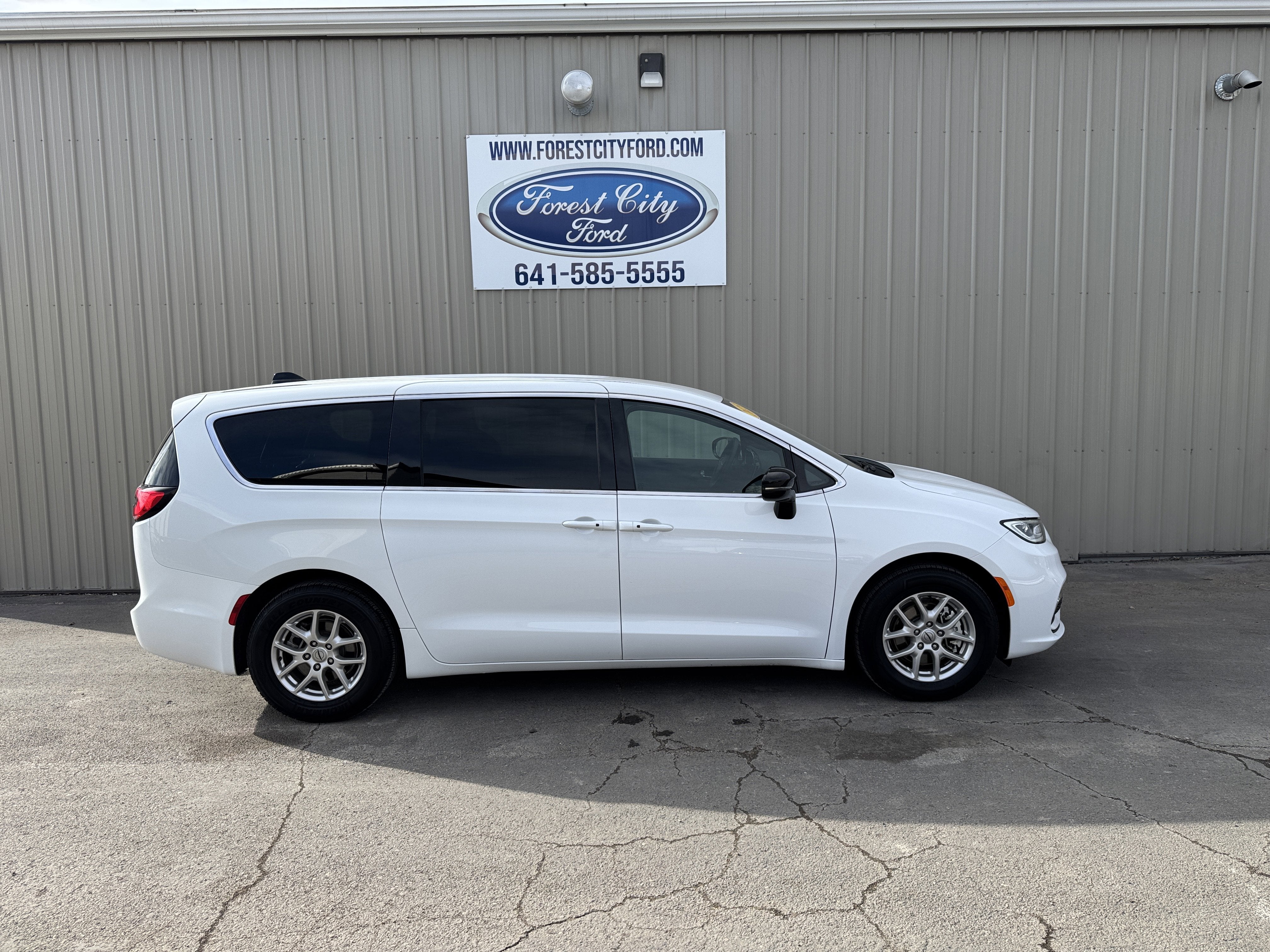 2025 Chrysler Pacifica Select