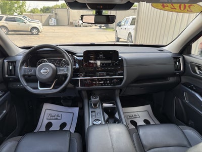 2024 Nissan Pathfinder SL