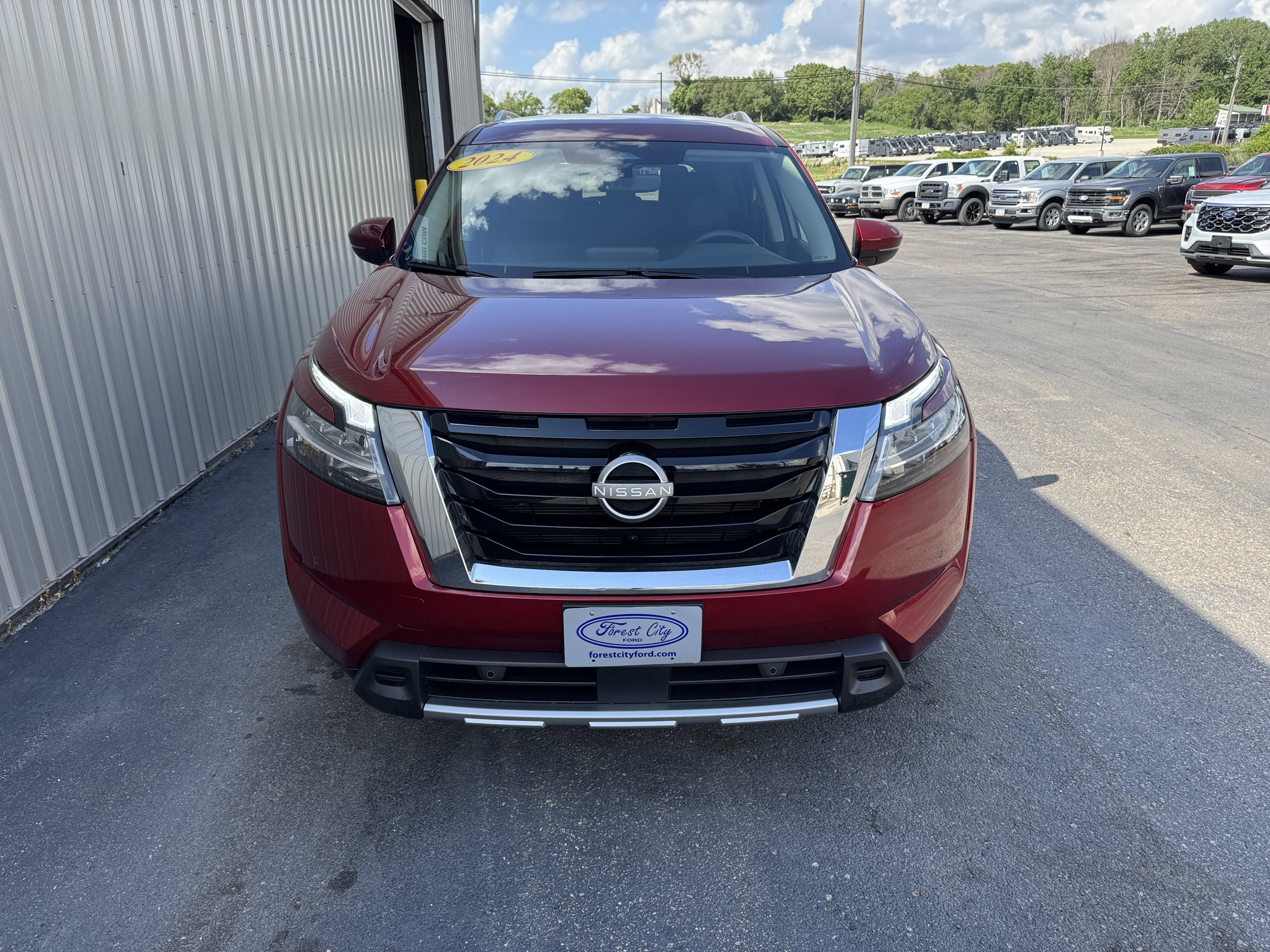 2024 Nissan Pathfinder SL