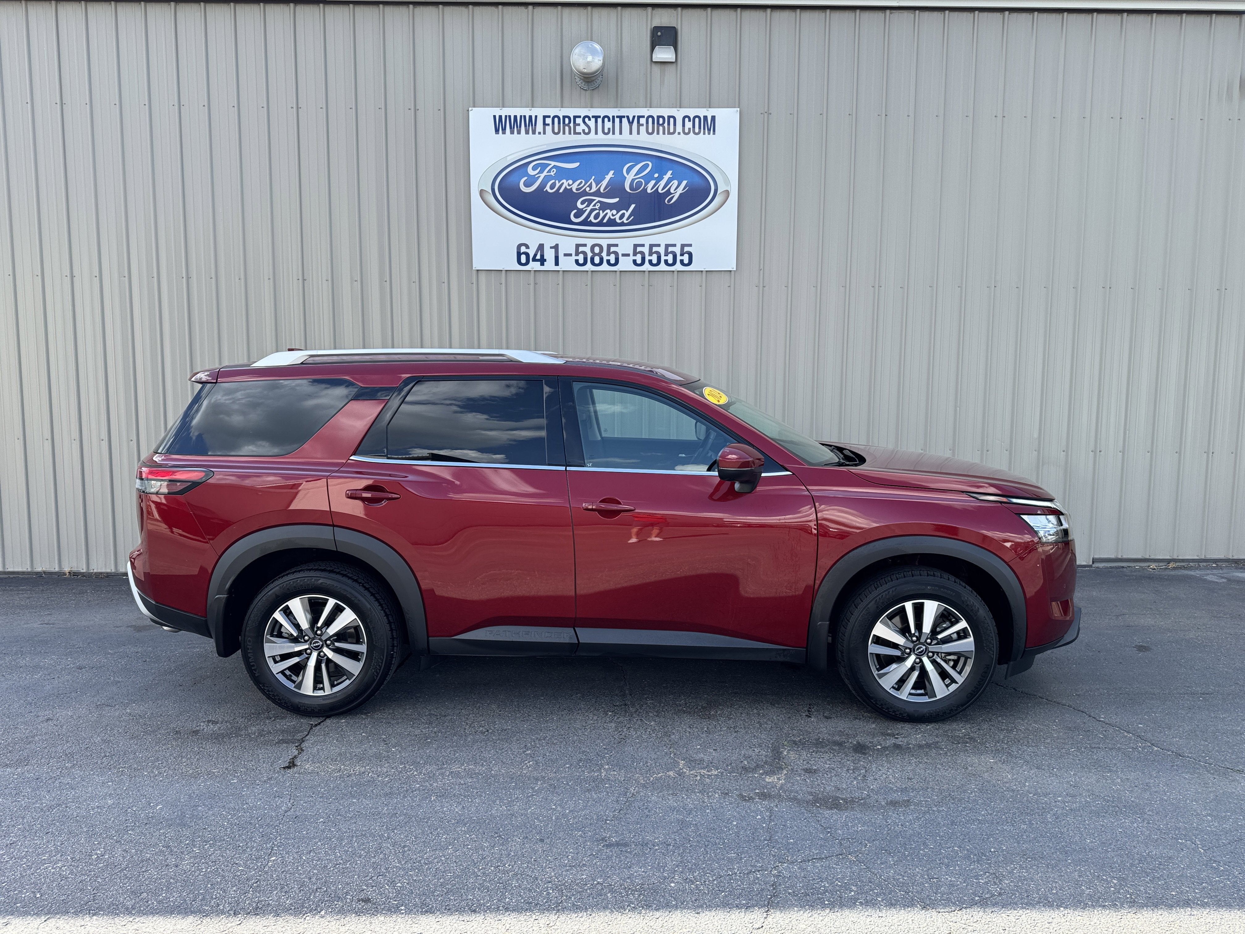 2024 Nissan Pathfinder SL